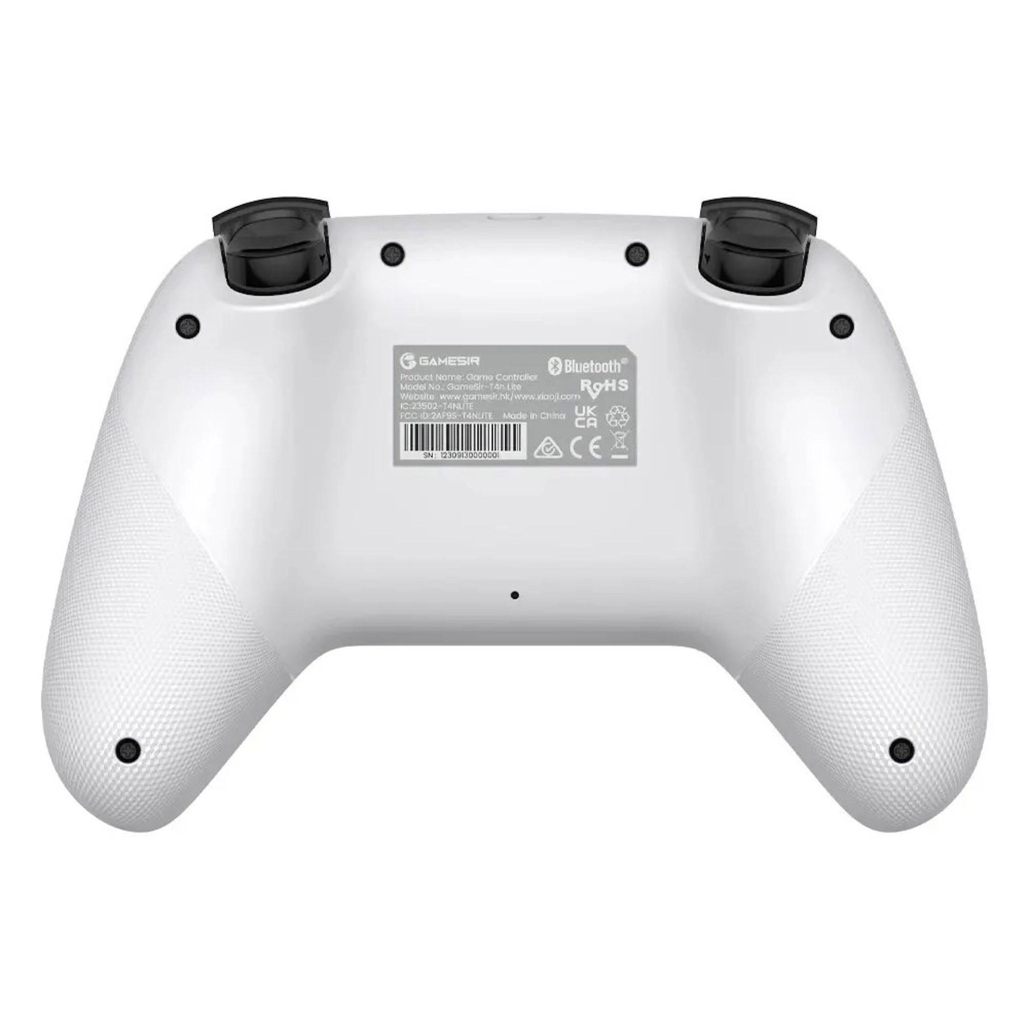 Weißer Gamecontroller von hinten betrachtet, mit schwarzen Triggern, strukturierten Griffen und einem zentralen Etikett mit Bluetooth- und Zertifizierungsmarkierungen.