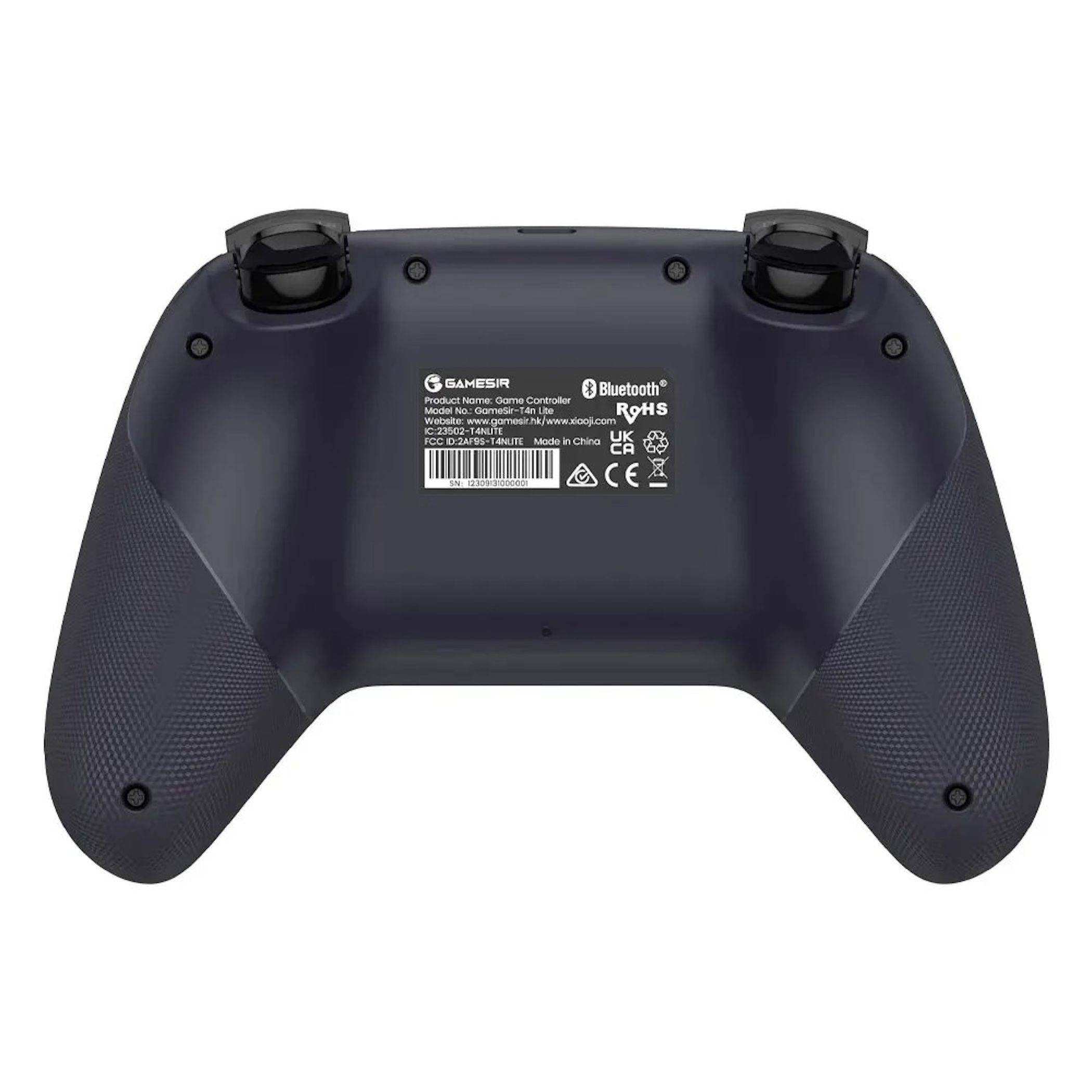 Rückseite eines schwarzen kabellosen Spiele-Controllers mit strukturierten Griffen, hinteren Tasten und Produktetikett mit Bluetooth-Unterstützung.