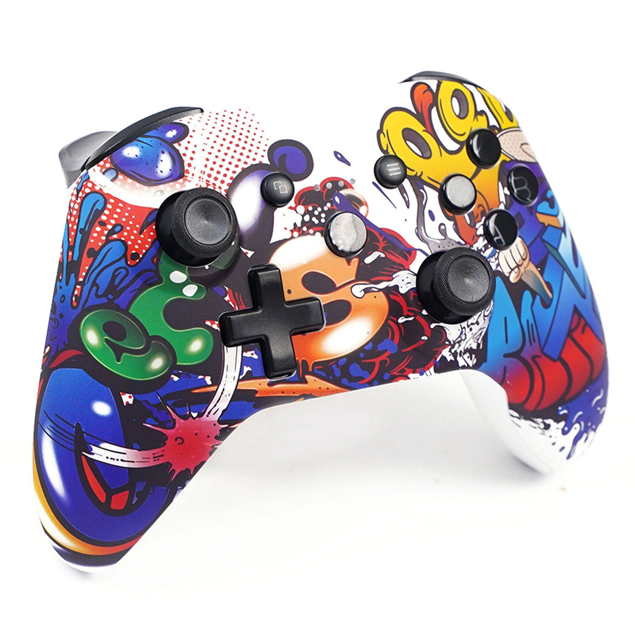 Farbenfroher, maßgeschneiderter Spielcontroller mit Graffiti-Stil-Artwork, schwarze Tasten und Joysticks, vor weißem Hintergrund gezeigt.