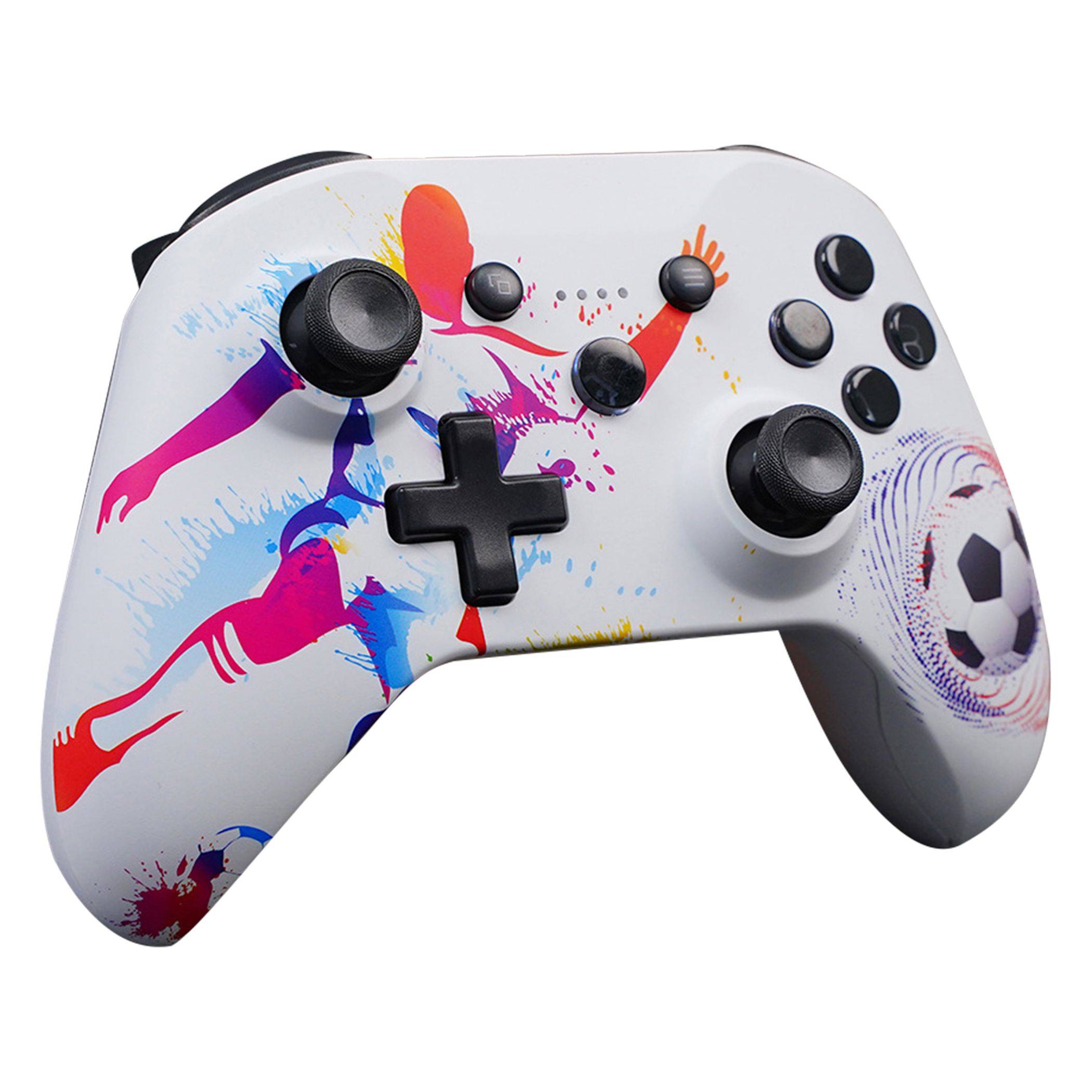 Weißer Spielcontroller mit bunten Fußballerspieler-Grafiken und einem Balldesign auf der rechten Seite