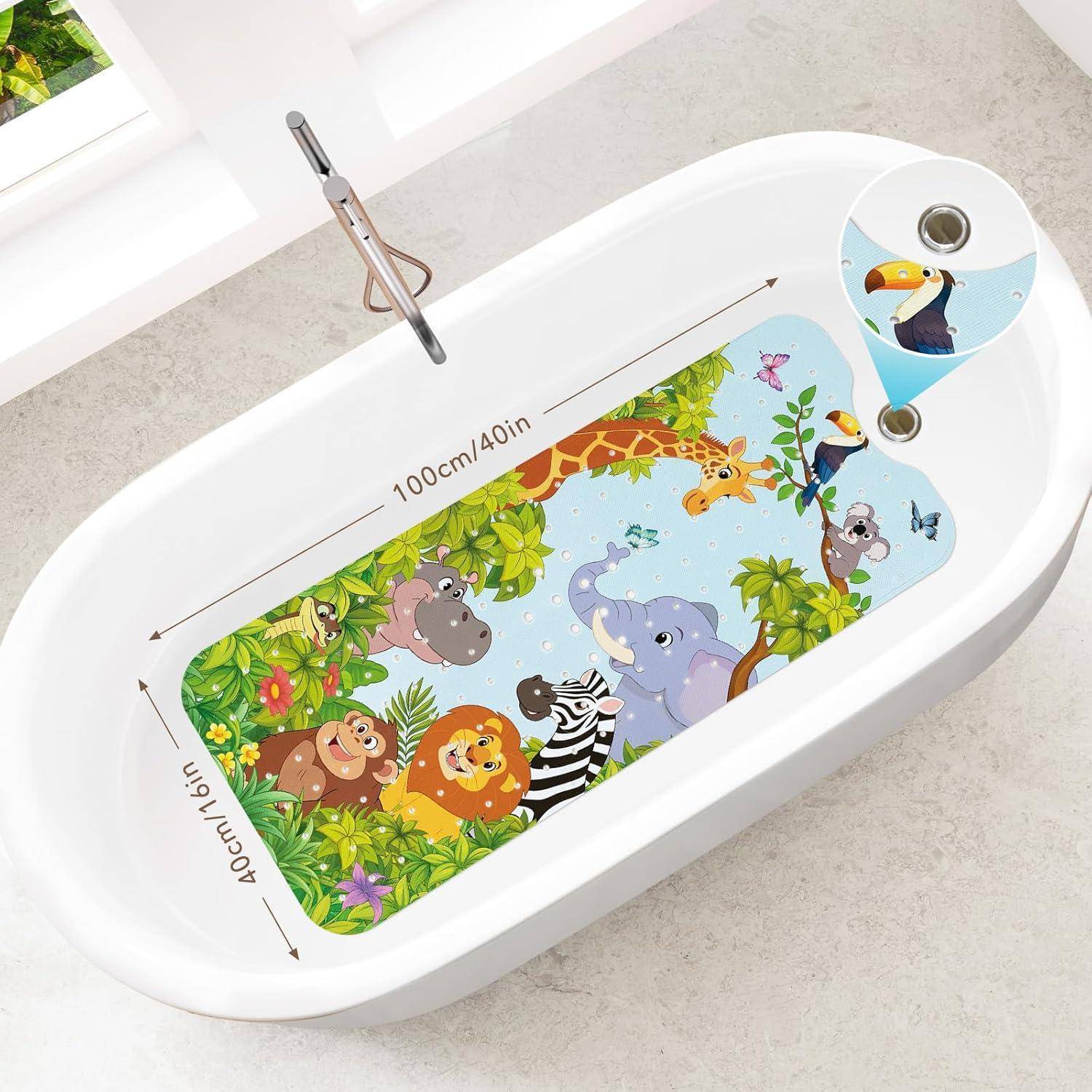 Illustrierte Badmatte in einer weißen Badewanne mit Dschungeltieren und Größenangaben „100cm/40in