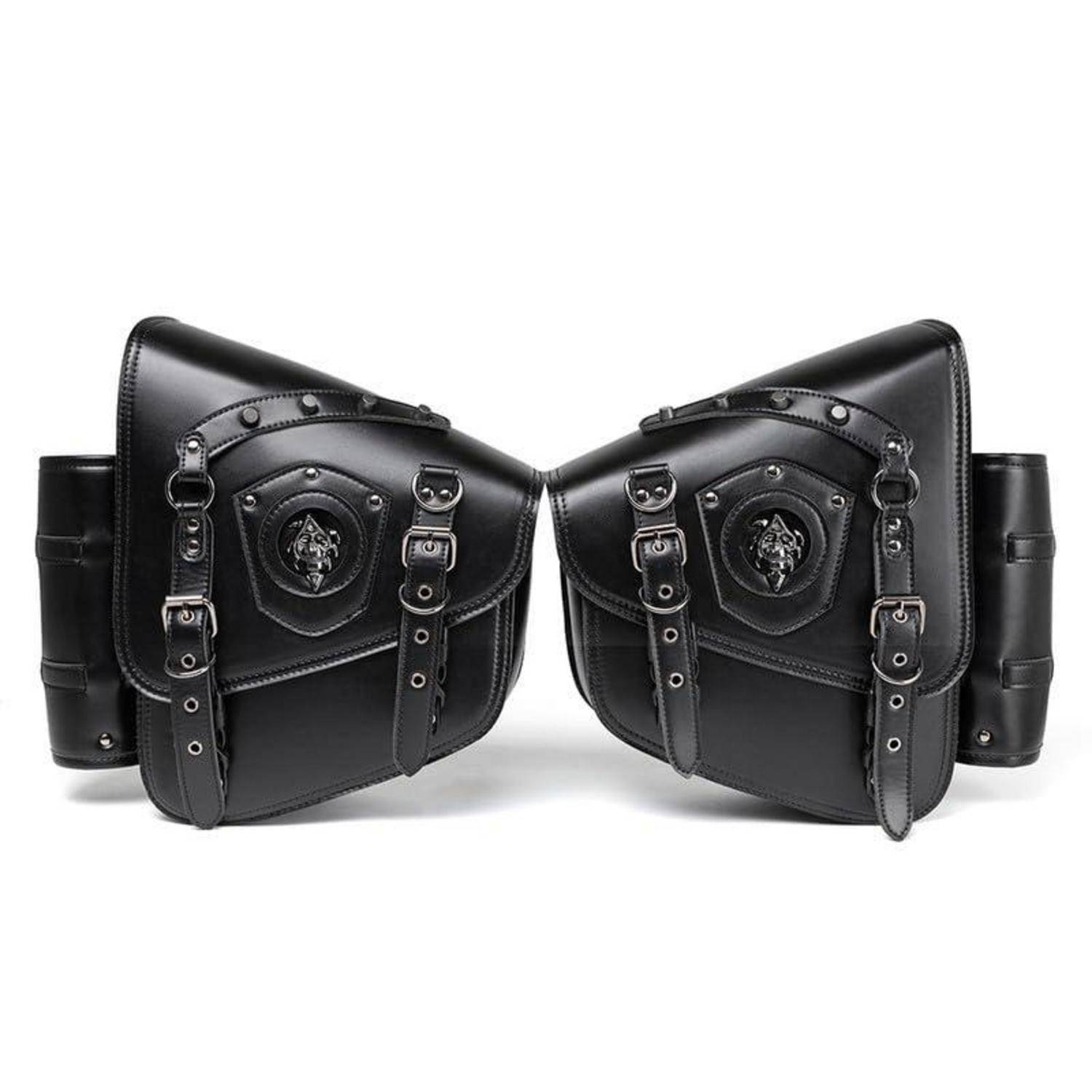 Paar schwarzer Leder-Motorrad-Satteltaschen mit Schnallen und Riemen, nebeneinander auf weißem Hintergrund dargestellt.