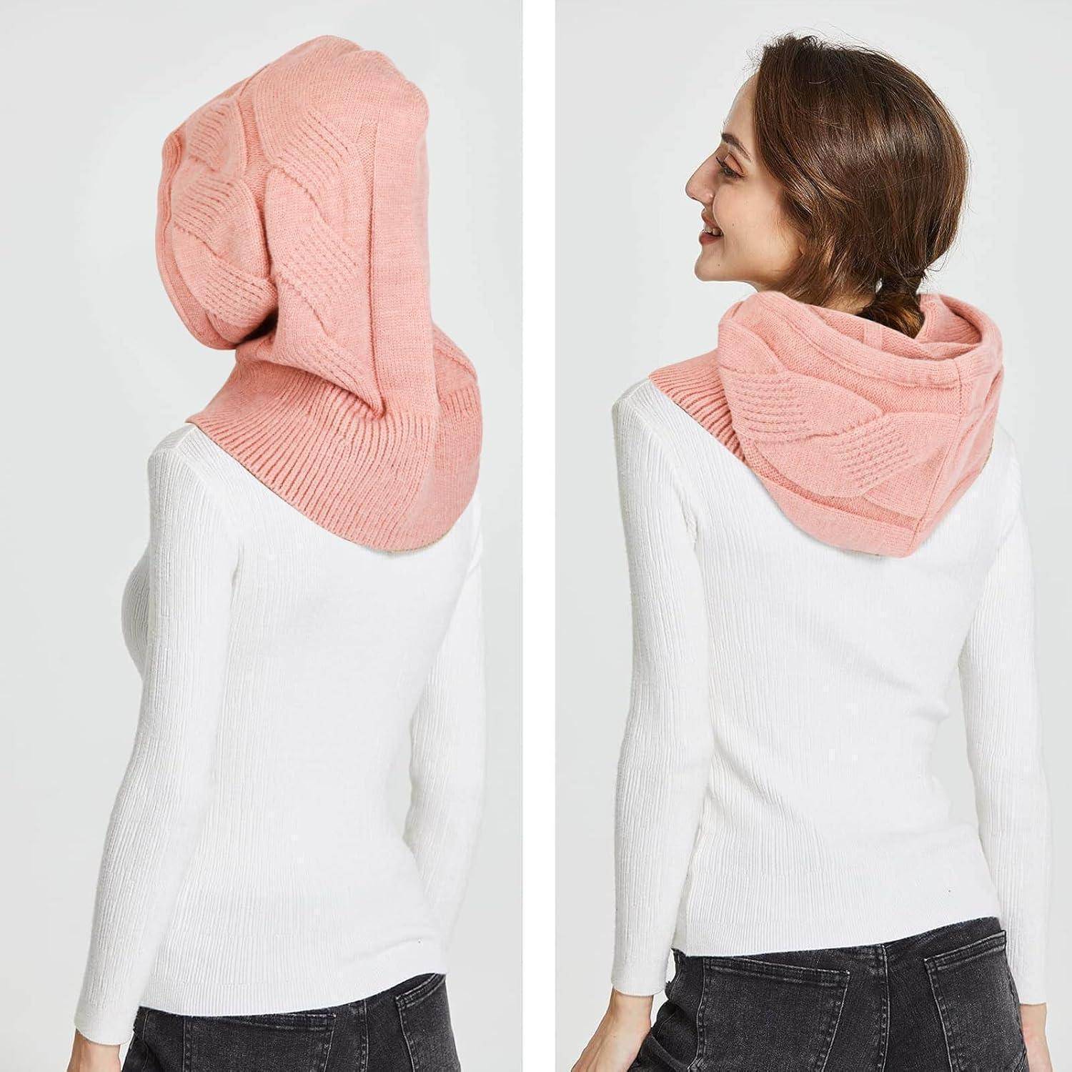 Das Modell zeigt einen rosa gestrickten Kapuzenschal, der auf zwei verschiedene Arten über einem weißen Pullover getragen wird: als vollständige Haube und als drapierte Nackenhaube.