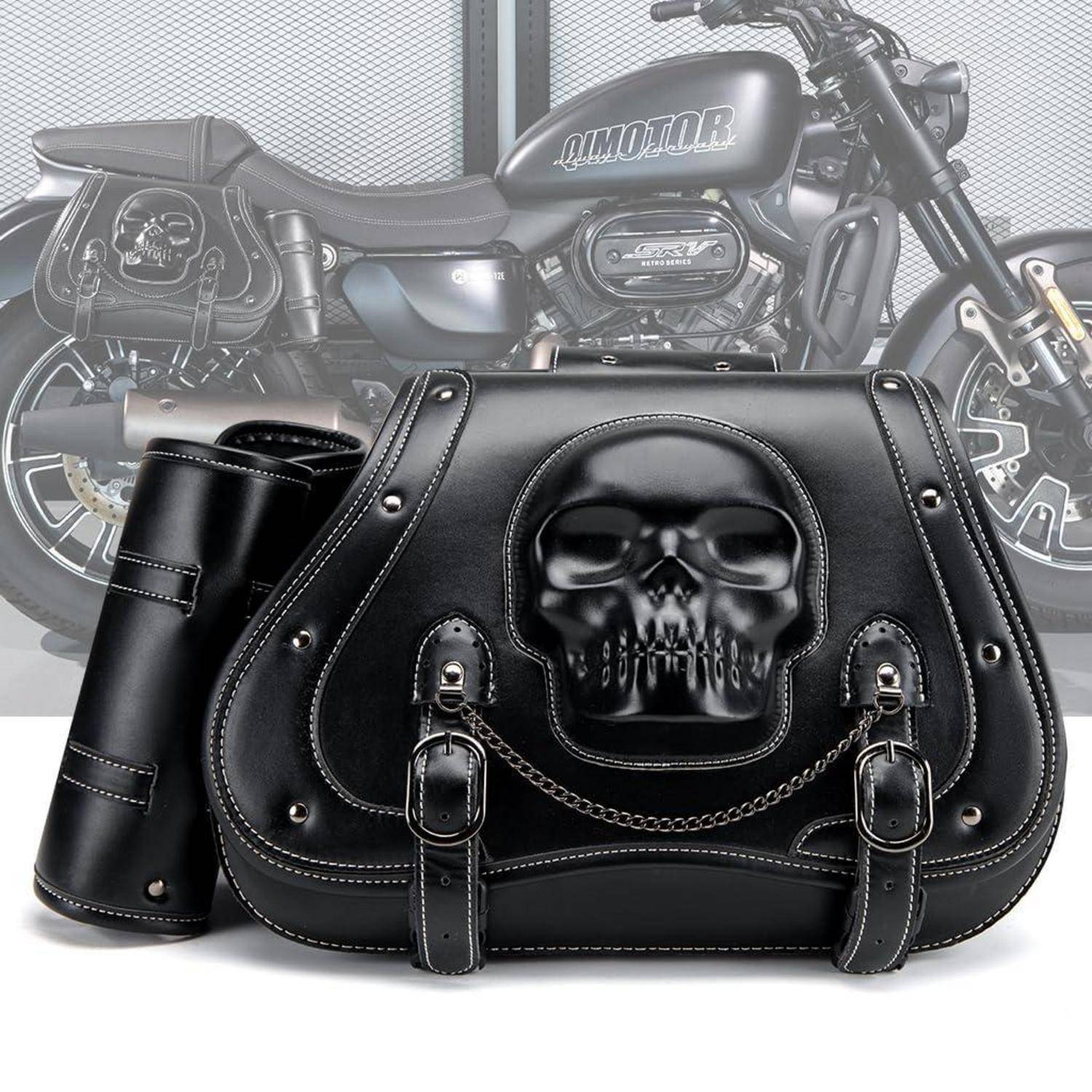 Schwarze Ledermotorrad-Satteltasche mit Totenkopf-Emblem, gezeigt vor einem Motorrad.