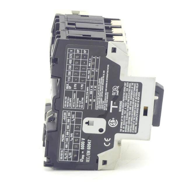Foto eines Elektroschutzschalters mit technischen Nennwerten und Verdrahtungsetikett auf weißem Hintergrund, seitwärts dargestellt.