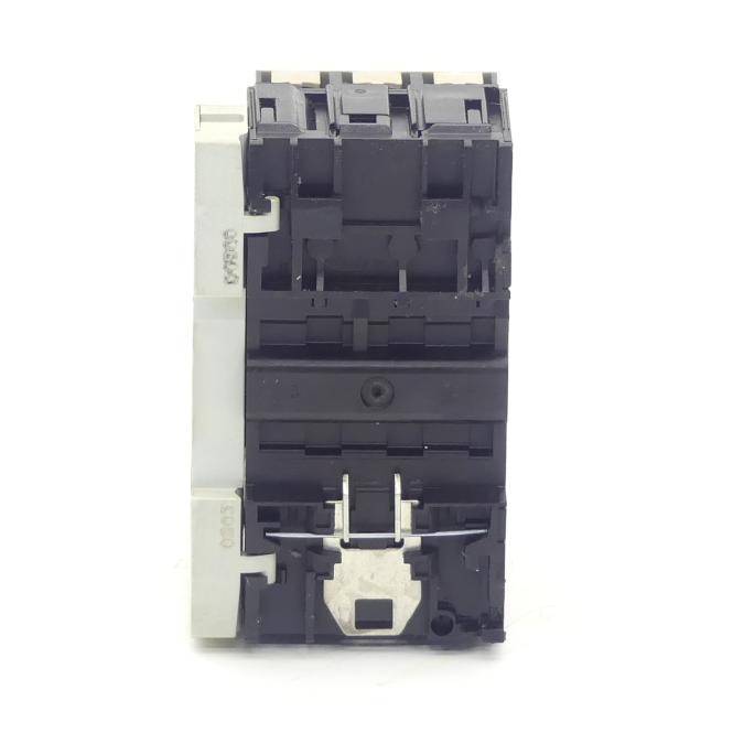 Nahaufnahme eines Produktfotos eines schwarzweißen Elektroschalters oder Leitungsschutzschalters auf weißem Hintergrund.