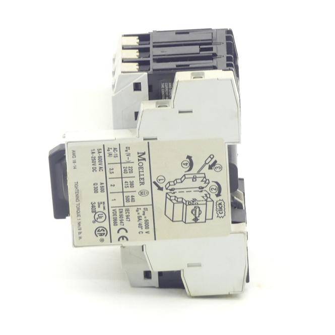 Nahaufnahme eines weißen elektrischen Relais/Schützes mit gedrucktem Schaltplan und technischem Etikett, auf einfachem Hintergrund gezeigt.