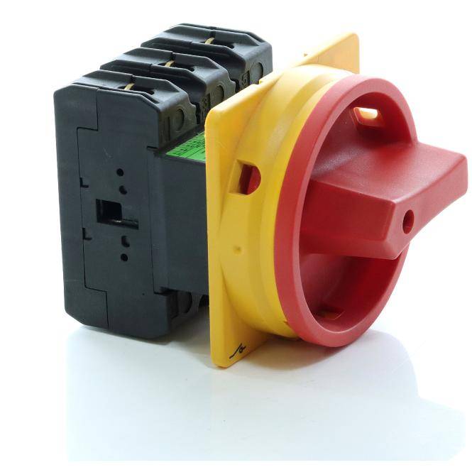Roter drehbarer elektrischer Trennschalter mit gelbem Montageplatte und schwarzem Schalterkörper auf weißem Hintergrund.