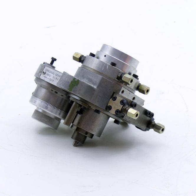 Metallische mechanische Komponente mit mehreren Bolzen und Beschlägen, isoliert auf weißem Hintergrund dargestellt.
