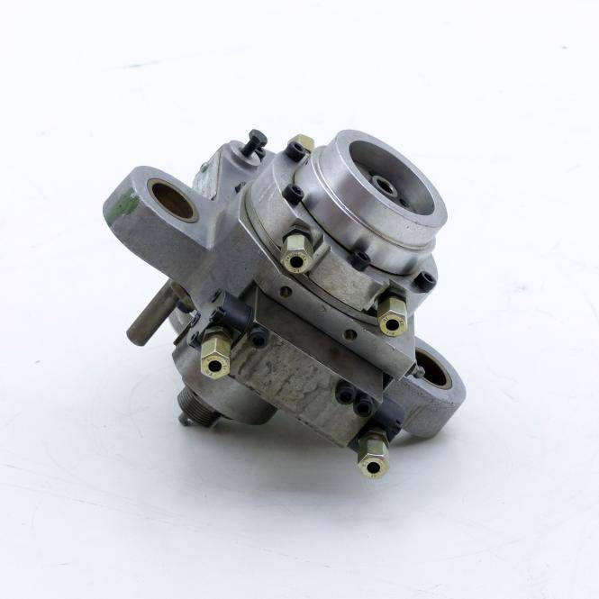 Metallisches Industrie-Ventil oder Pumpenkomponente mit mehreren Schraubenlöchern und Anschlüssen, isoliert auf weißem Hintergrund.