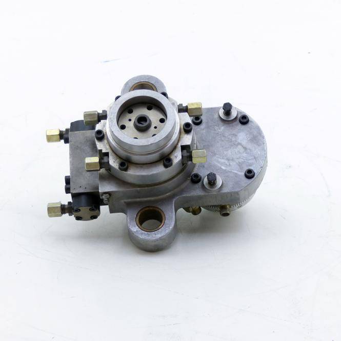 Metallische mechanische Pumpen- oder Ventilbaugruppe mit Bolzen und Armaturen, dargestellt vor einem weißen Hintergrund.