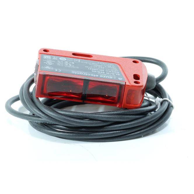 Roter fotoelektrischer Sensor mit aufgewickeltem grauem Kabel, gezeigt auf weißem Hintergrund.