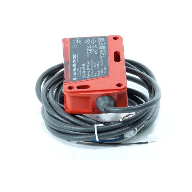 Roter industrieller elektronischer Sensor oder Schalter mit angeschlossenem Spulenkabel auf weißem Hintergrund.
