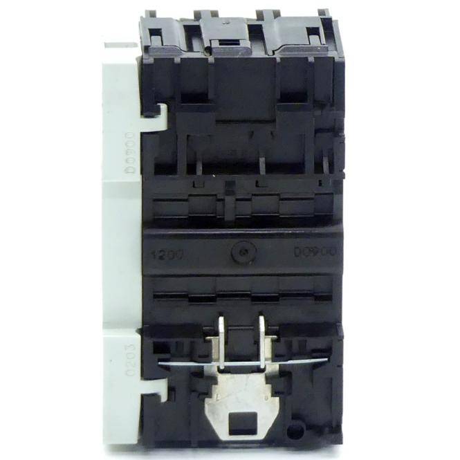 Schwarz-weißer elektrischer Stecker oder Klemmleiste mit Metallkontakten, frontal auf einfachem Hintergrund dargestellt.