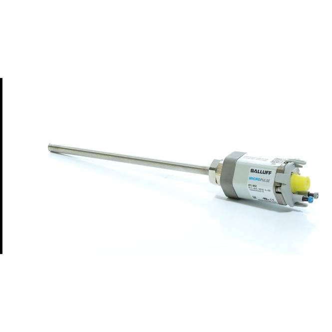Industrieller Balluff-Sensor mit einer langen Metalldose auf weißem Hintergrund.