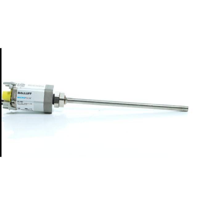 Balluff Micropulse Linear-Positionssensor mit einer langen Metalsonrde auf weißem Hintergrund.