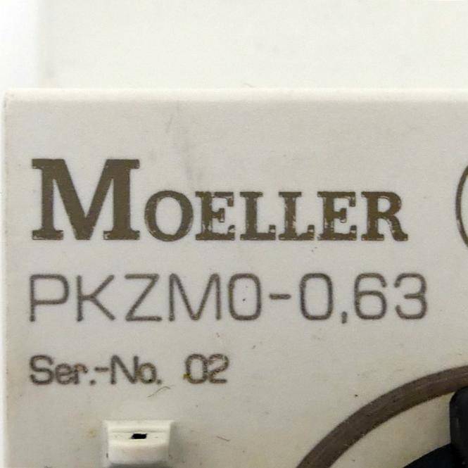 Nahaufnahme eines Moeller-Geräteschildes mit der Bezeichnung „PKZM0-0.63" und „Ser.-No. 02"" auf einem weißen elektrischen Bauteil.