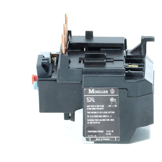 Nahaufnahme eines Moeller-Elektrorelais oder Schützermoduls mit beschrifteten Anschlüssen und Montagefuß auf weißem Hintergrund.
