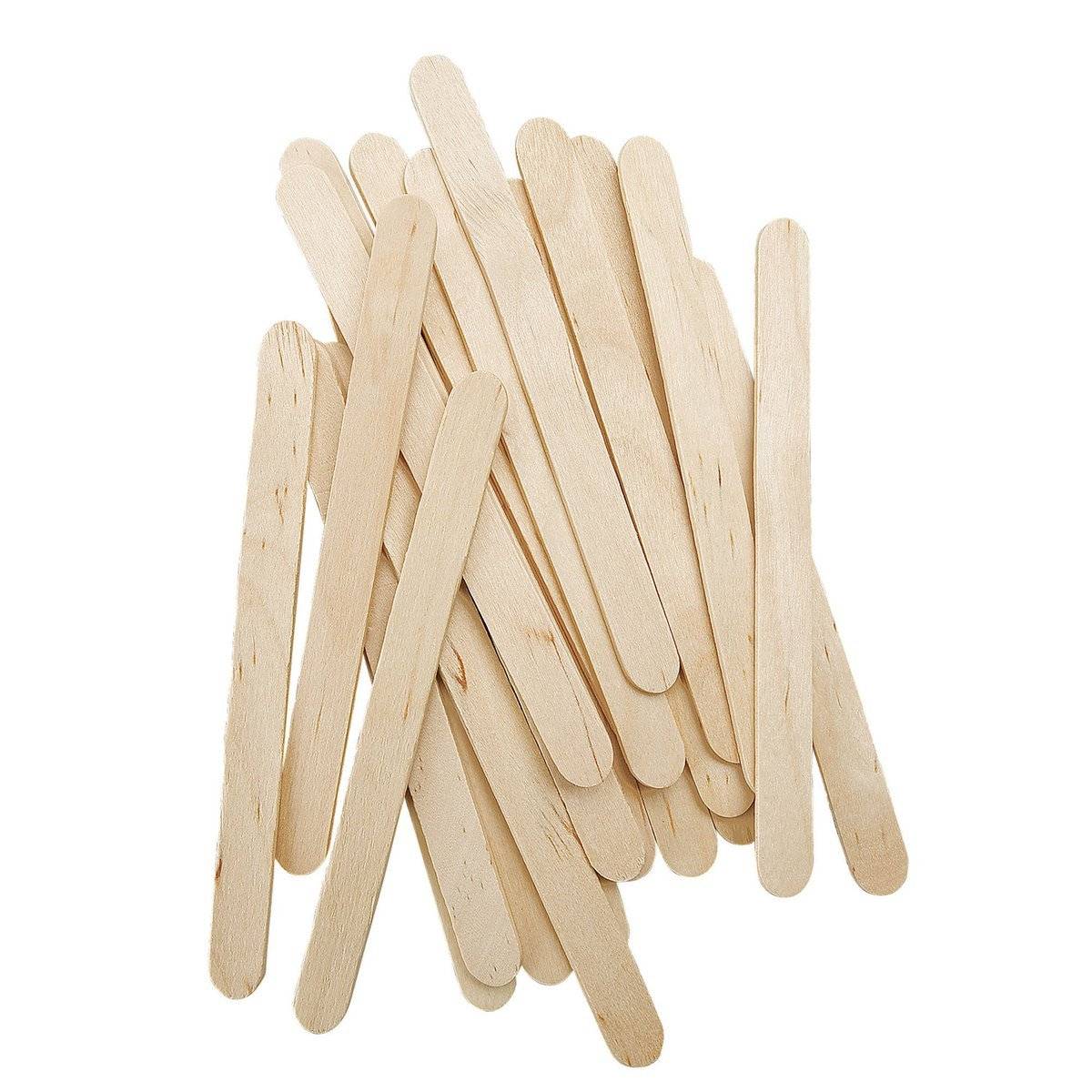 Ein Stapel aus schlichten Holzhandwerksstäbchen auf weißem Hintergrund.