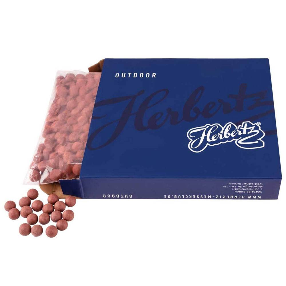 Blaue Herbertz-Munitionskiste für den Außenbereich mit roten Pellets, die aus einer offenen Packung auf weißem Hintergrund ausstreuen.