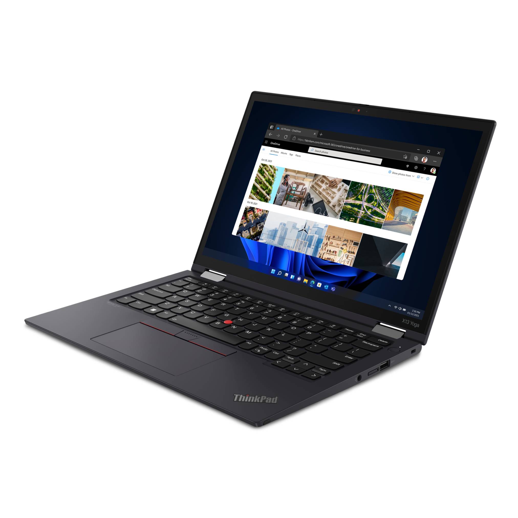 Schwarzer Lenovo ThinkPad-Laptop, der in einem Winkel geöffnet ist und einen Webbrowser mit Bild-Thumbnails auf dem Bildschirm zeigt.