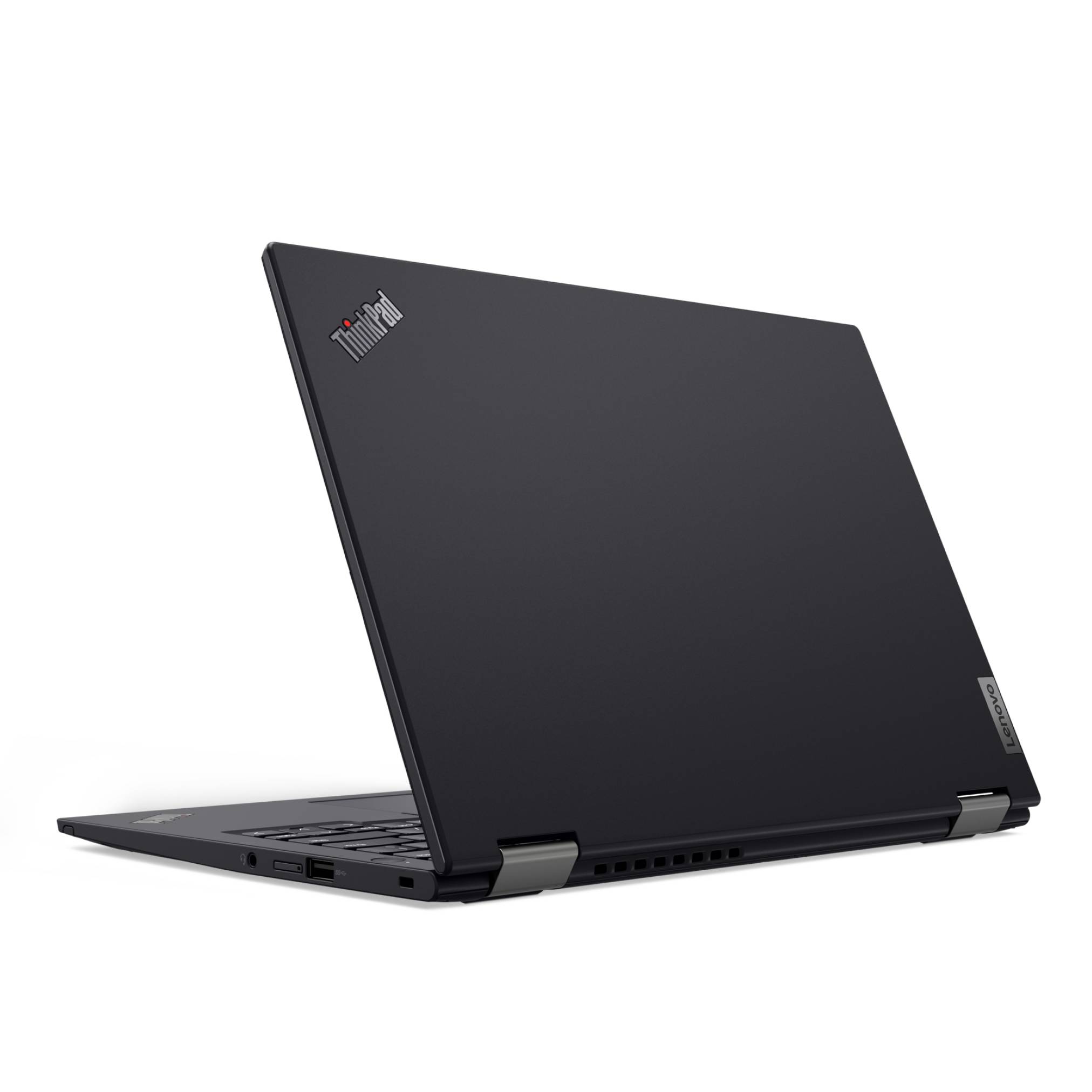 Schwarzer Lenovo ThinkPad-Laptop, geschlossen in einem Winkel auf weißem Hintergrund dargestellt.