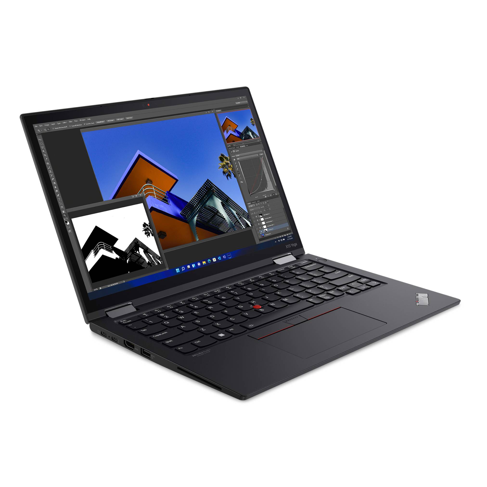 Schwarzes Lenovo ThinkPad-Laptop auf weißem Hintergrund offen, zeigt Fotobearbeitungssoftware mit einem Gebäudebild auf dem Bildschirm.