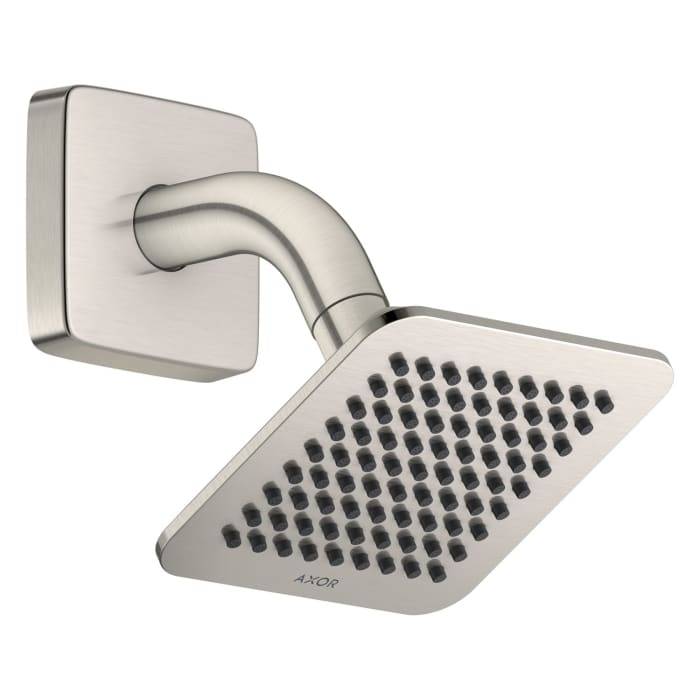 Quadratischer an der Wand montierter Regenduschkopf aus gebürstetem Metall mit geneigtem Arm und Sprühdüsen, isoliert auf weißem Hintergrund.