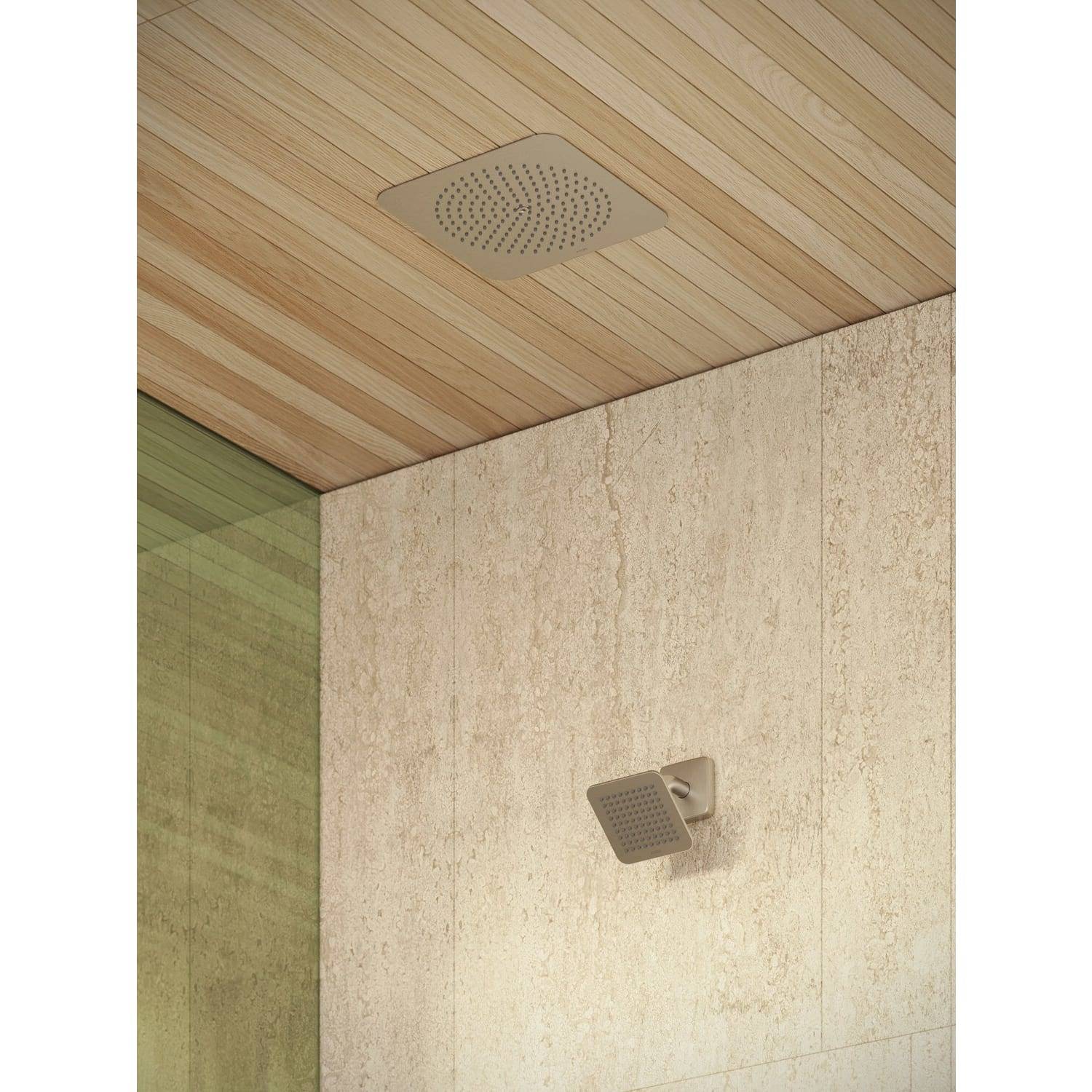 Modernes Badezimmerdesign mit einer Holzlattendecke, strukturierten Steinwänden und zwei quadratischen Regenbrausen, die an der Decke und an der Wand montiert sind.