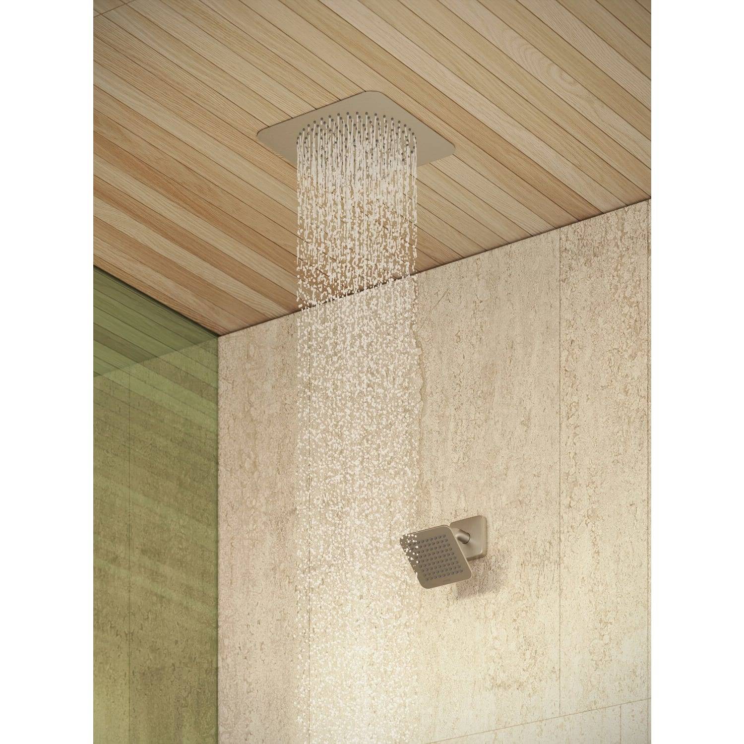 Modernes Badezimmer mit Deckenregendusche und wandmontierter Handbrause auf einer gefliesten Badezimmerwand.