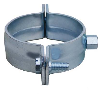 Metallschlauchschelle mit einem Verschraubungsmechanismus aus Bolzen und Mutter, offen auf weißem Hintergrund dargestellt.