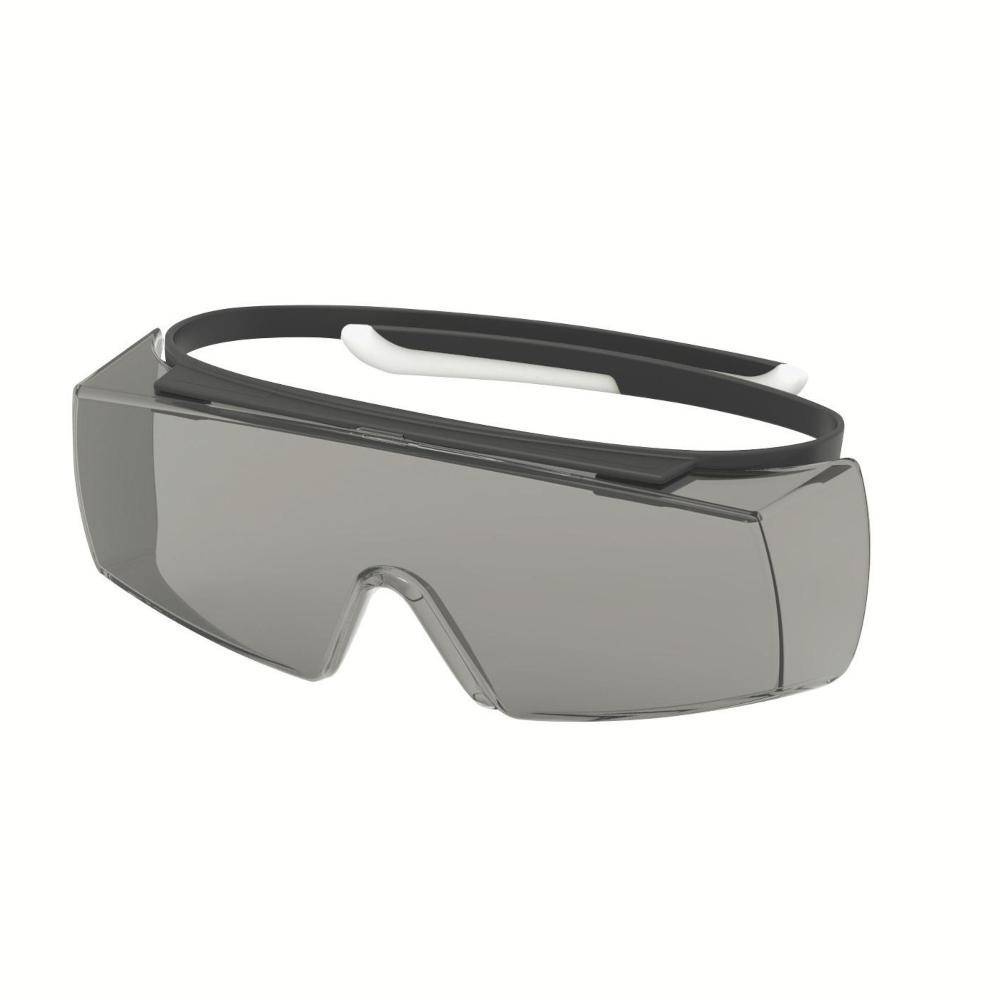 Grau getönte Schutzbrille mit Umfassungsdesign und schwarzweißem elastischem Kopfband auf weißem Hintergrund.