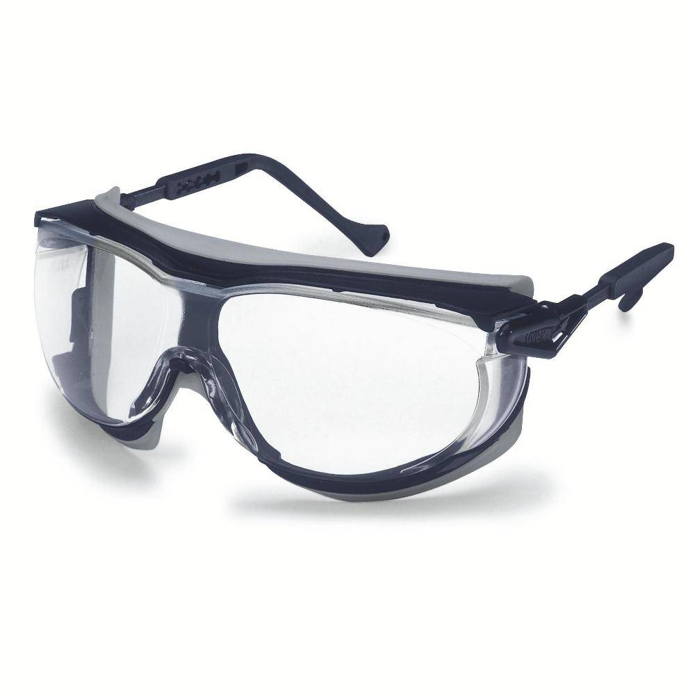 Klare Schutzbrille mit dunklem Rahmen und verstellbaren Seitenbügeln auf weißem Hintergrund.