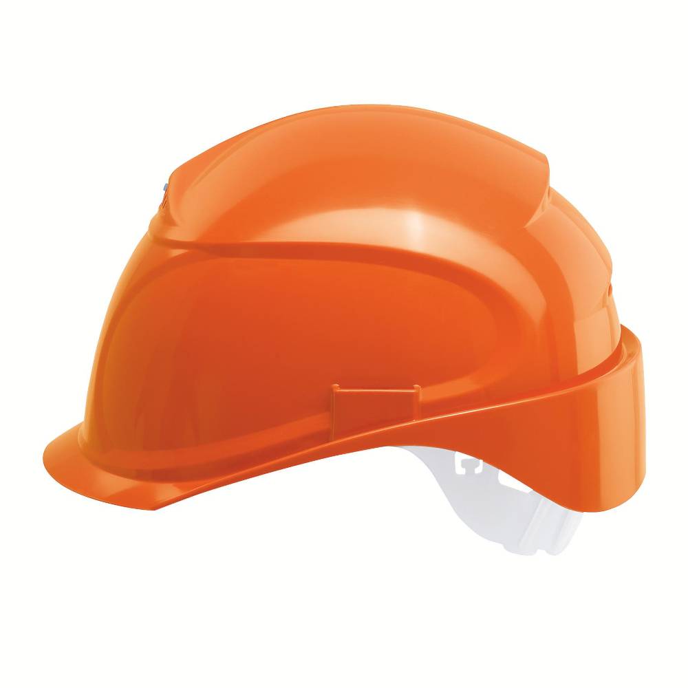 Orange Schutzhelm auf weißem Hintergrund.
