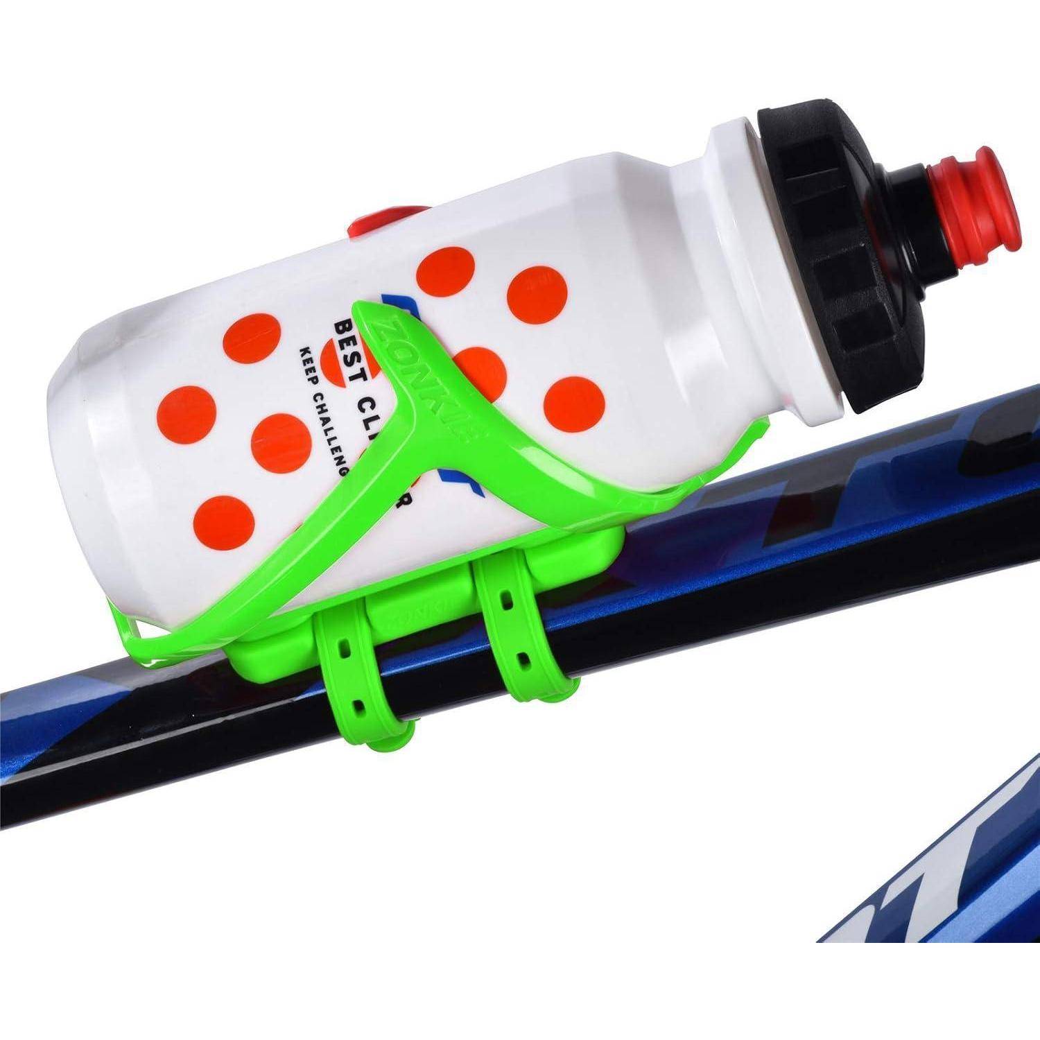 Weiße Wasserflasche mit roten Punkten und roter Kappe, befestigt in einem leuchtend grünen Fahrrad-Flaschenhalter am Fahrradrahmen.