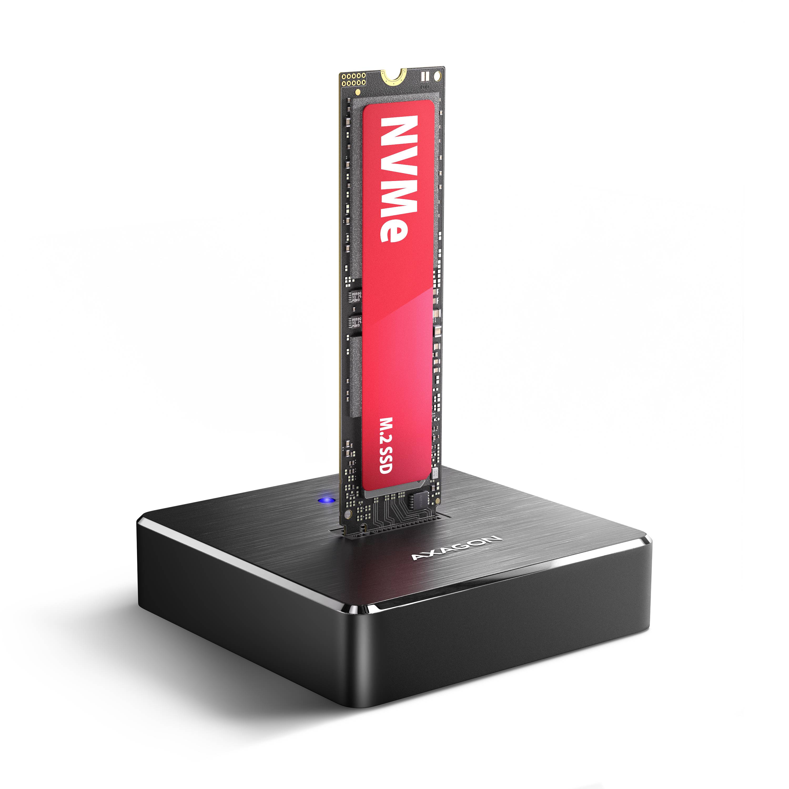 Eine NVMe M.2 SSD ist in ein kleines schwarzes Desktop-Speichergehäuse mit blauer Statusleuchte eingesteckt.