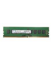 Einzelnes grünes Computerspeichermodul RAM auf weißem Hintergrund