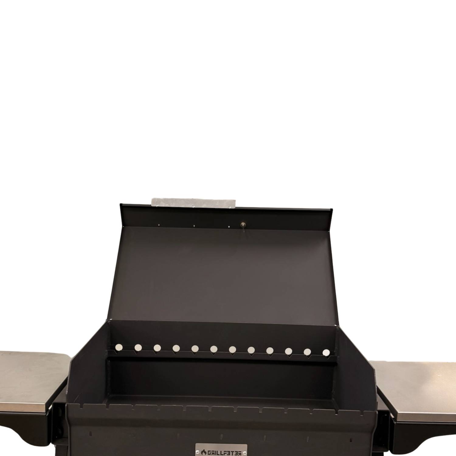 Schwarzer Metallgrill oder Outdoor-Kocher mit offener Haube, zentriert vor einem einfachen weißen Hintergrund.
