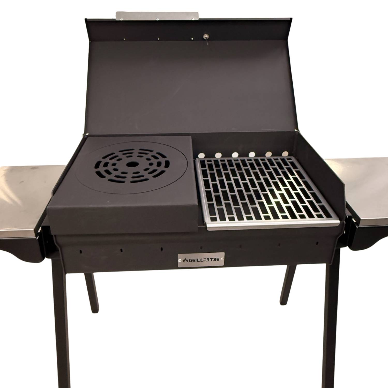 Offener schwarzer Holzkohlengrill mit angehobenem Deckel, zeigt linkes Rauchabzugsventil und rechten Grillrost auf einem Ständer mit Seitenablage.
