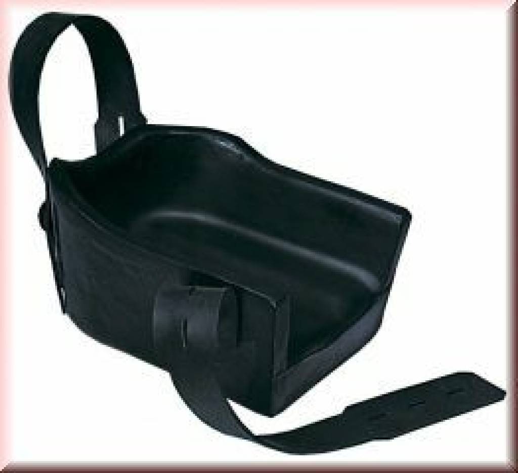 Schwarze Schultertasche mit offener Oberseite und langem Riemen, gezeigt auf weißem Hintergrund.