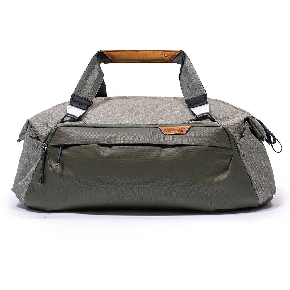Olivgrüne und graue Reisetasche mit Griffen oben und Schultergurt auf weißem Hintergrund.