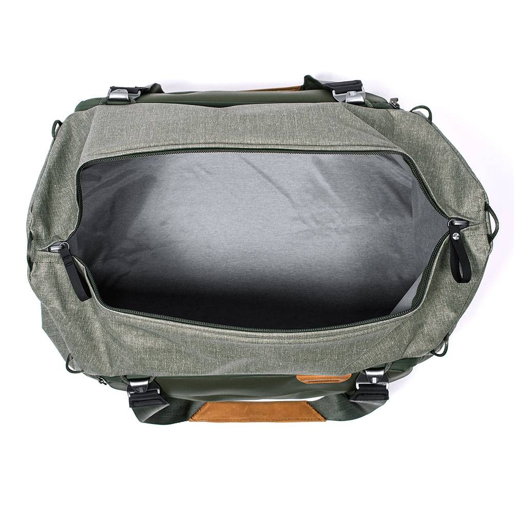 Offene olivgrüne Reisetasche mit breitem Reißverschluss-Hauptfach und schwarzem Innenfutter, von oben auf weißem Hintergrund abgebildet.