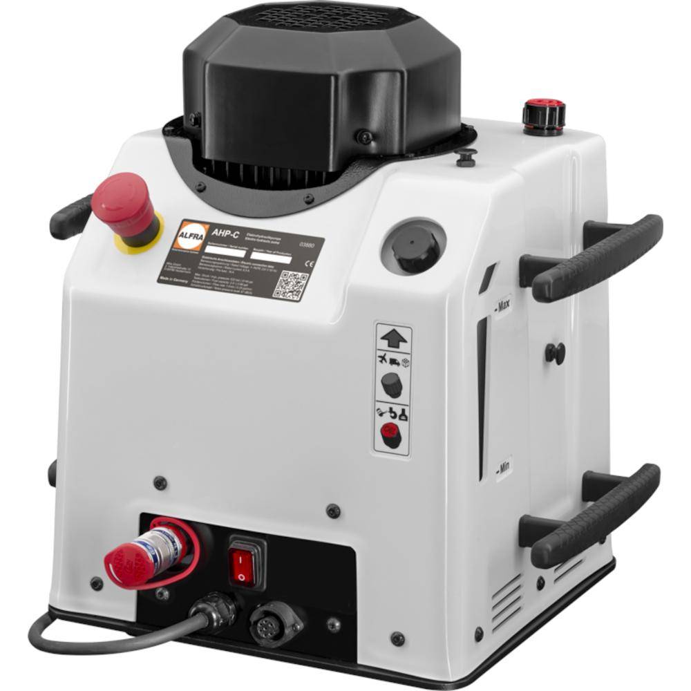 Industrielle Bodenwischermaschine mit großem Obermotor, rotem Notschalter, Griffen und vorderer Schlauch-/Steueranlage, vor weißem Hintergrund dargestellt.