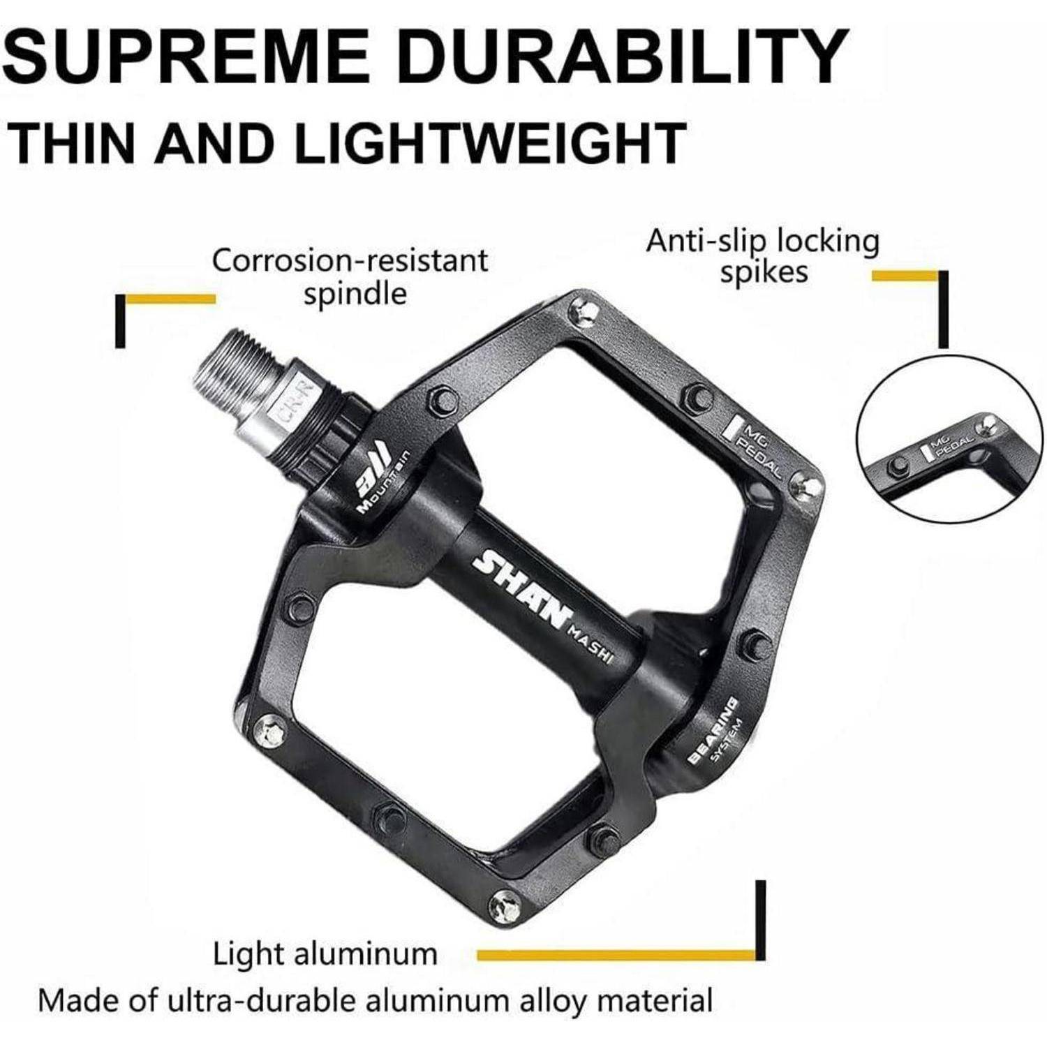 Werbebild eines schwarzen Fahrradpedals mit den Aufschriften "SUPREME DURABILITY"" und ""THIN AND LIGHTWEIGHT"" (Oberste Haltbarkeit und Dünn und Leicht), das eine korrosionsbeständige Achse, rutschfeste Sperrspitzen und eine Konstruktion aus leichter Aluminium-Legierung hervorhebt.