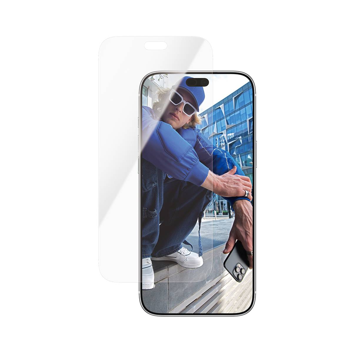 Ein Smartphone mit einer transparenten Schutzhülle, die einen Mann zeigt, der in Sonnenbrille und blauer Kappe in die Hocke geht und ein Telefon hält, vor einem Glassgebäude-Hintergrund.