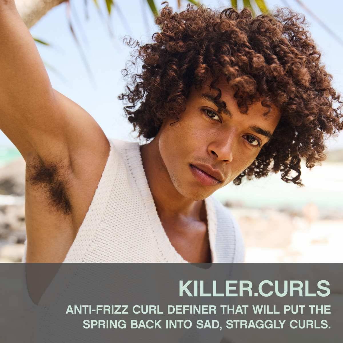 Werbebild einer Person mit lockigem Haar, die ein weißes Oberteil trägt, mit dem Text „KILLER.CURLS