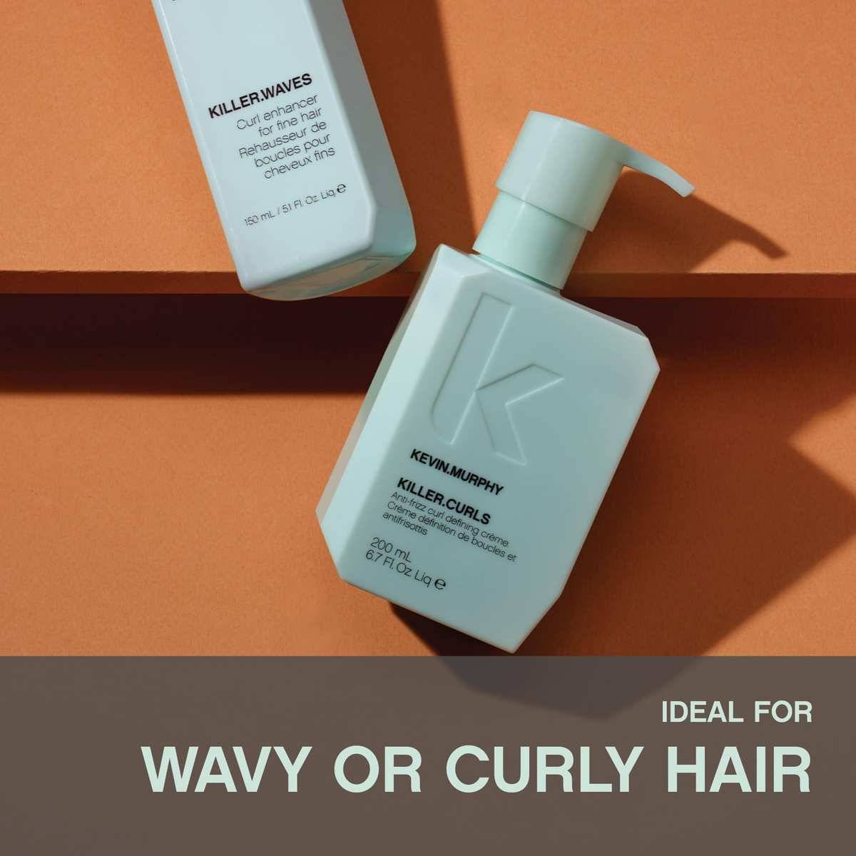 Zwei Kevin Murphy Haarpflegeflaschen auf orangefarbenem Hintergrund mit dem Text „IDEAL FÜR WELLIGES ODER LOCKIGES HAAR