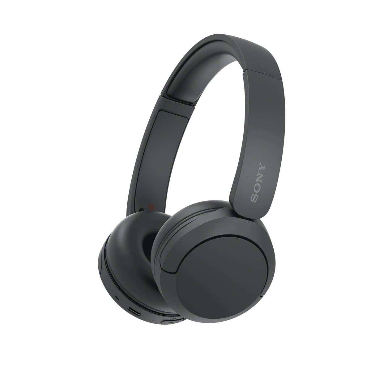 Schwarze Sony Over-Ear-Kopfhörer auf weißem Hintergrund, angewinkelt dargestellt, um die Ohrmuscheln und das Kopfband zu zeigen.