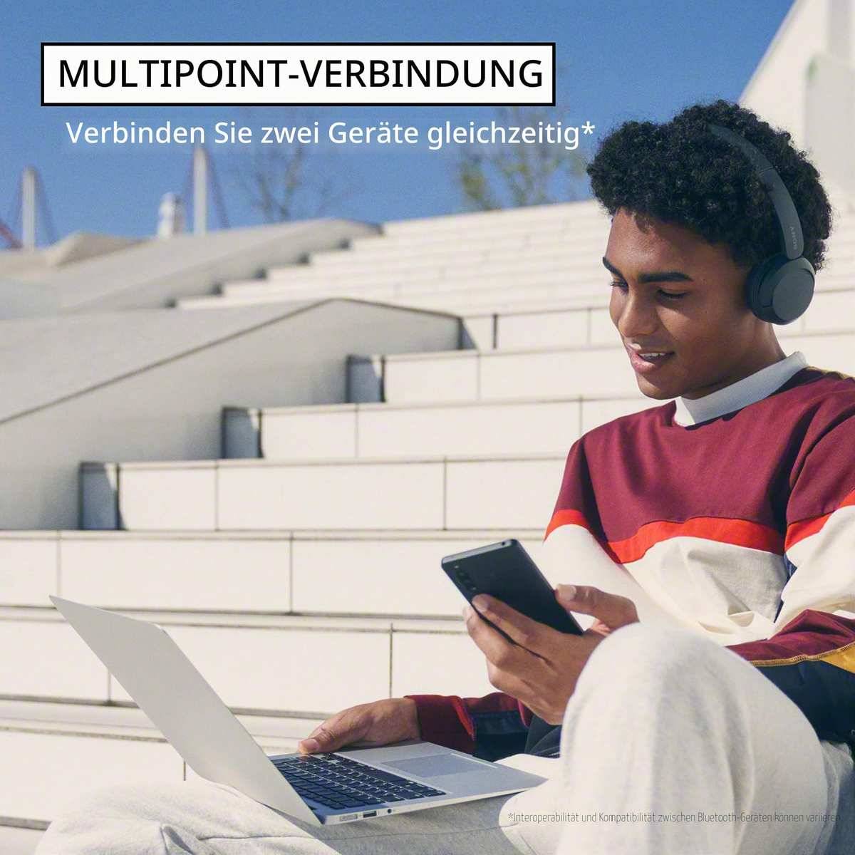 Junger Mann mit Kopfhörern nutzt ein Telefon und einen Laptop im Freien; der Text besagt „MULTIPOINT-VERBINDUNG