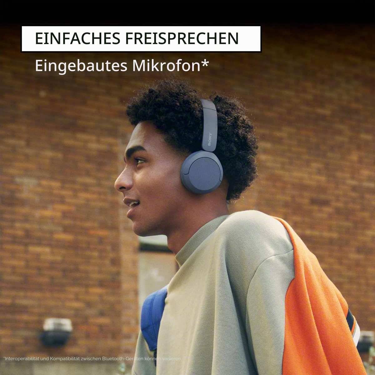 Junger Mann mit Over-Ear-Kopfhörern mit integriertem Mikrofon, in Profilansicht dargestellt, zeigt einfache freihändige Anrufe.